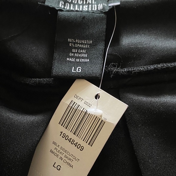 Hot Topic Black Pleated Cut Out Mini Skirt NEW! - Picture 5 of 5